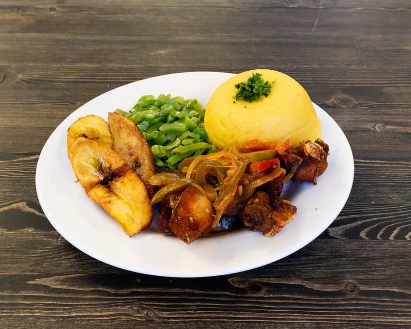 Anjumara in Krioyo saus met funchi, sperziebonen en gebakken bakbanaan