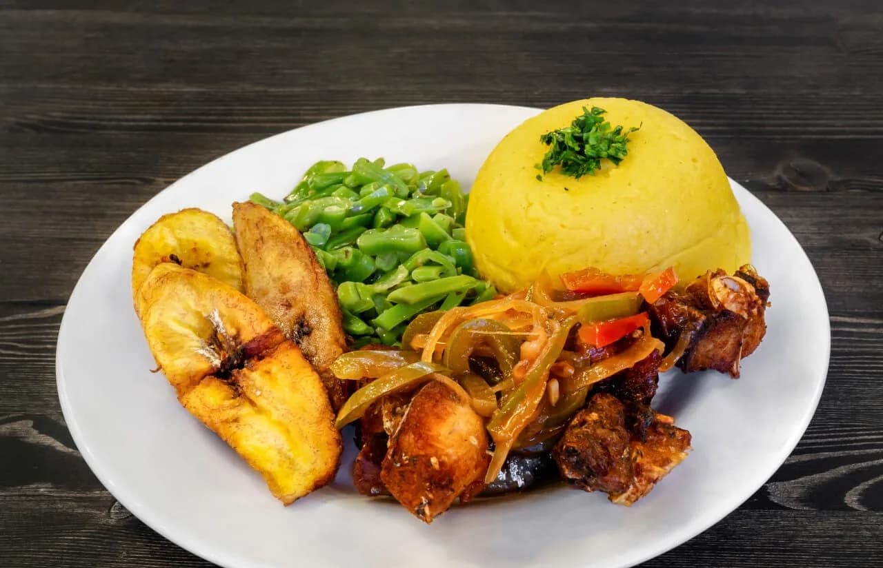 Anjumara in Krioyo saus met sperziebonen en gebakken bakbanaan