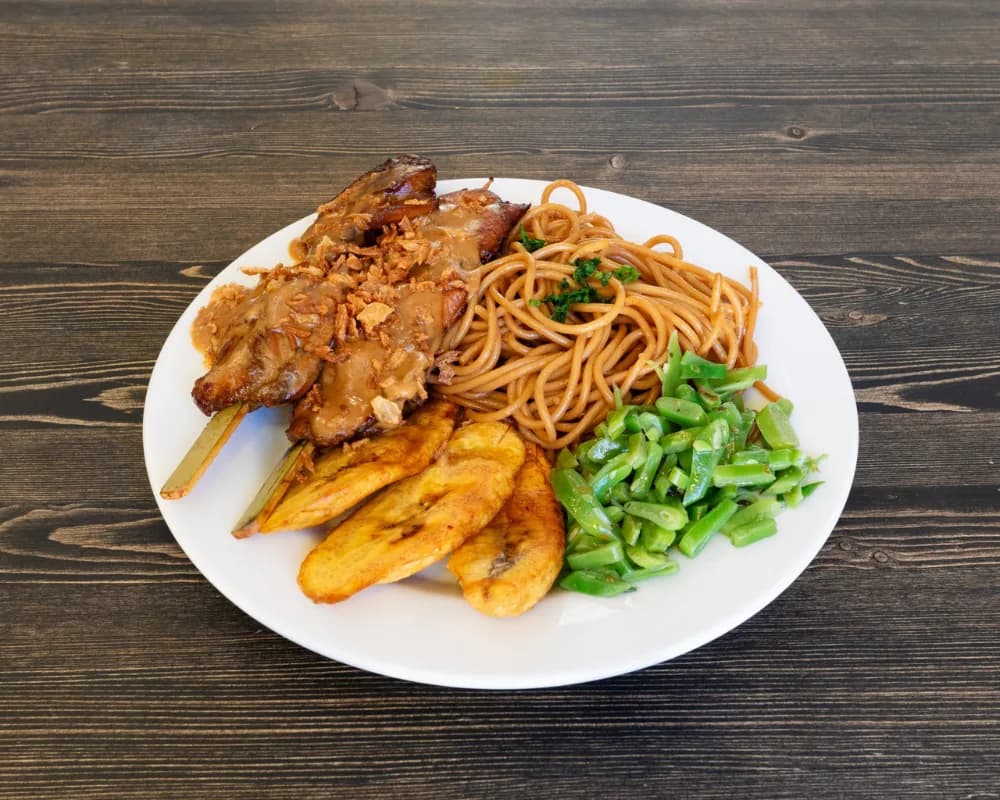 Bami met kipsaté, bakbanaan en kouseband