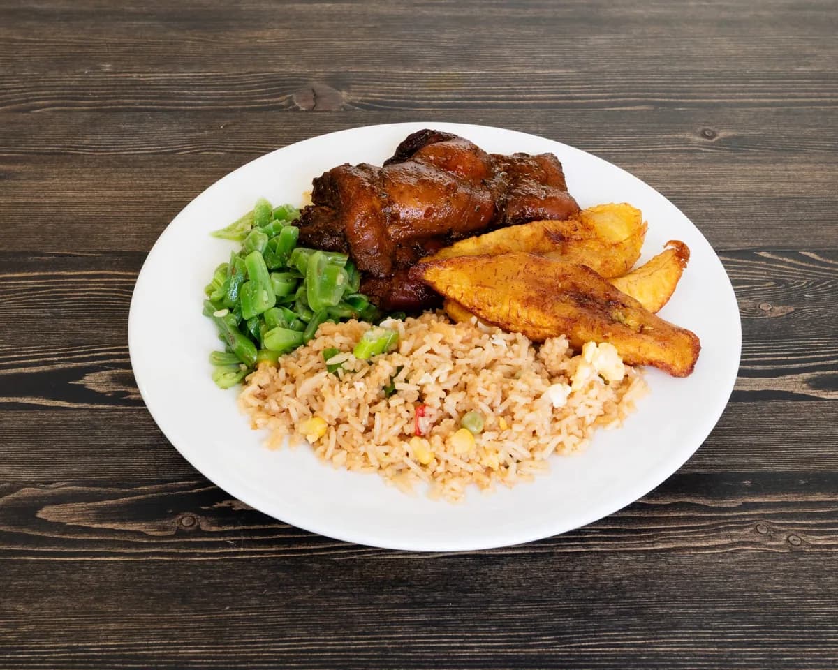 Jerk chicken met fried rice, sperziebonen en bakbanaan
