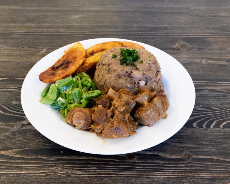 Bord met pom, gestoofde ossenstaart, sperziebonen en bakbanaan