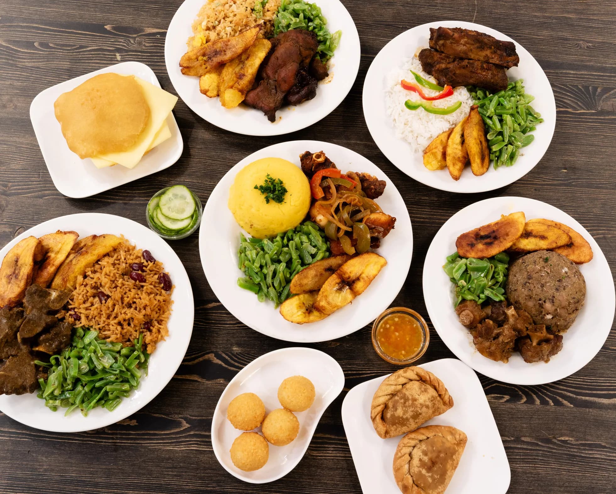 Tafel vol gerechten van Roxsi: pom, roti, spareribs, nasi, bara en pasteitjes