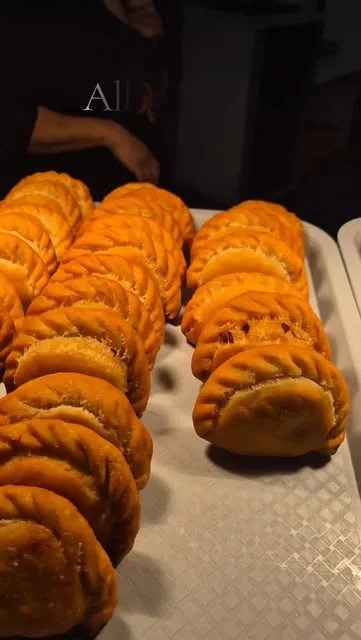 Dienblad vol vers gebakken bara en pastei in de keuken van RoxSi