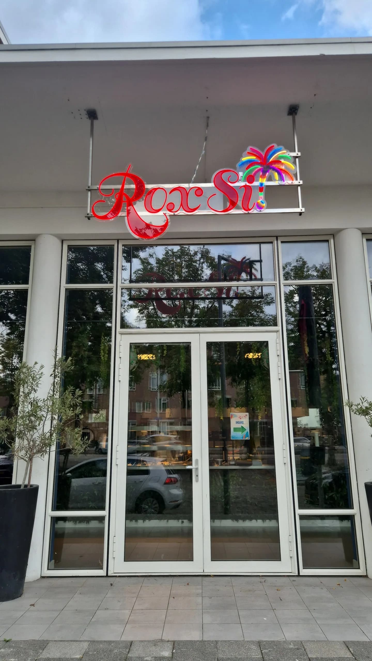 De gevel van Rox Si! aan de Gerdesiaweg met het neonlogo boven de ingang
